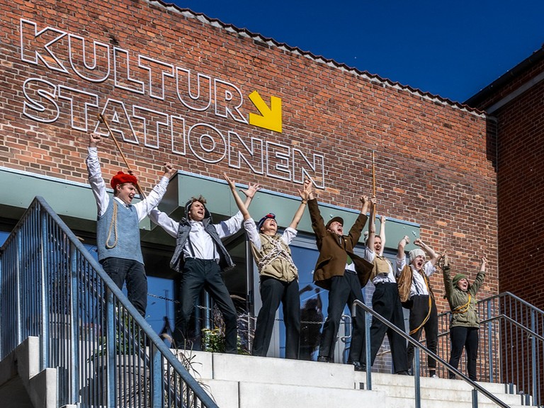 Unge mennesker foran kulturstationen