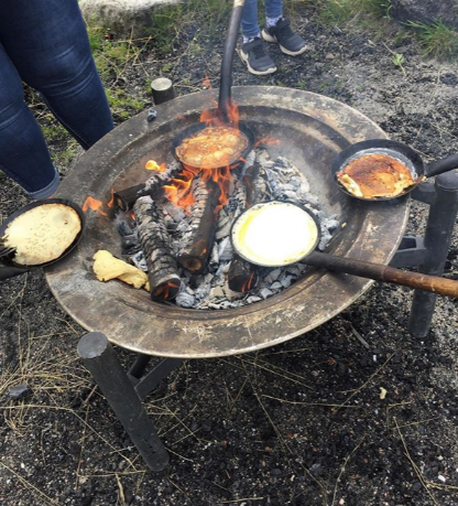 Billedet viser bålhygge i SFO'en, hvor børnene laver pandekager over bålet