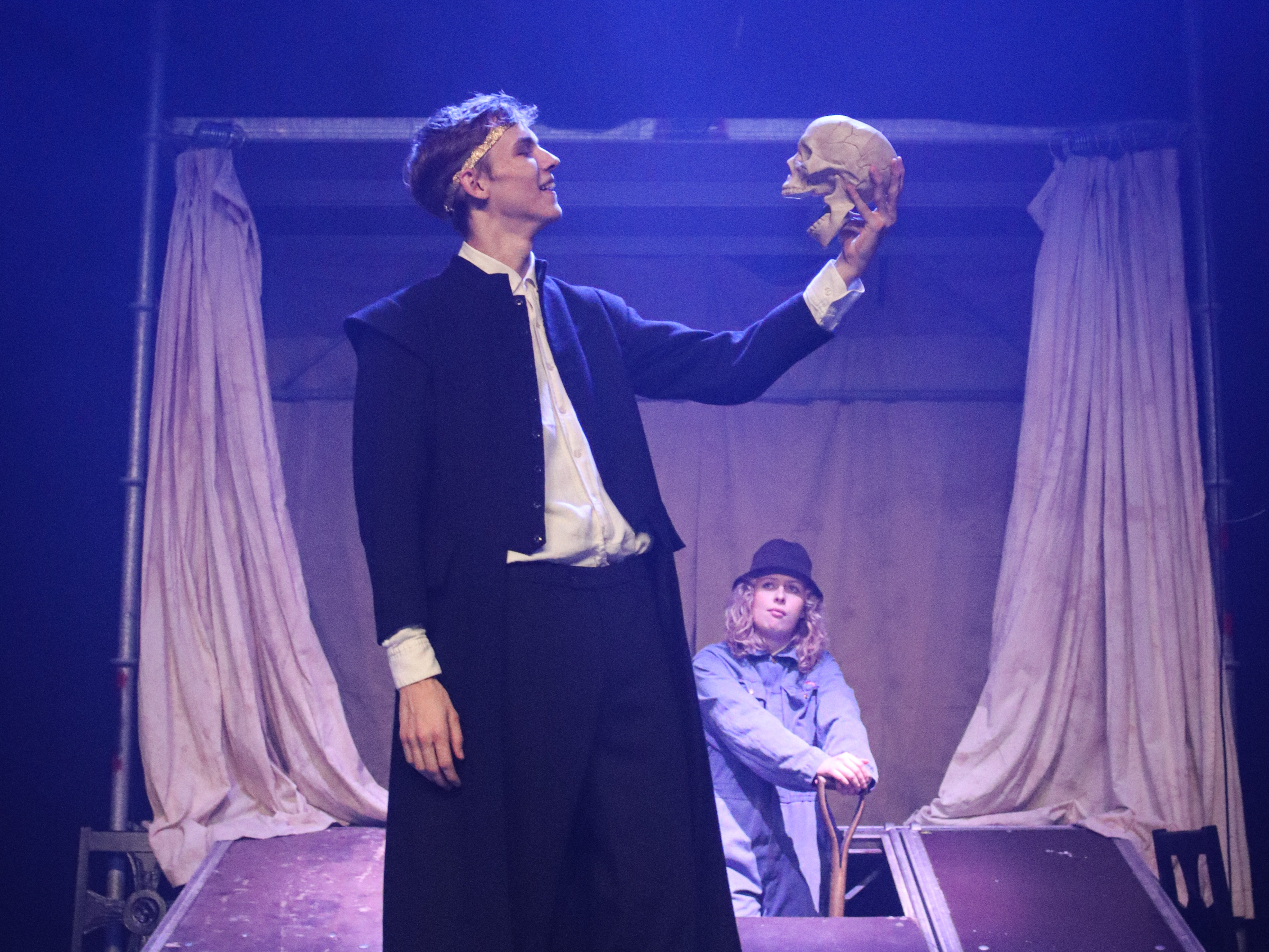 Et billede af nogle unger, der opfører Hamlet