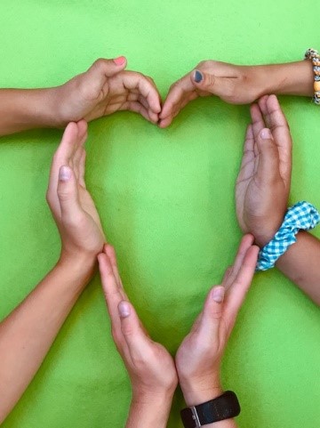 Billedet viser børns hænder der laver et hjerte