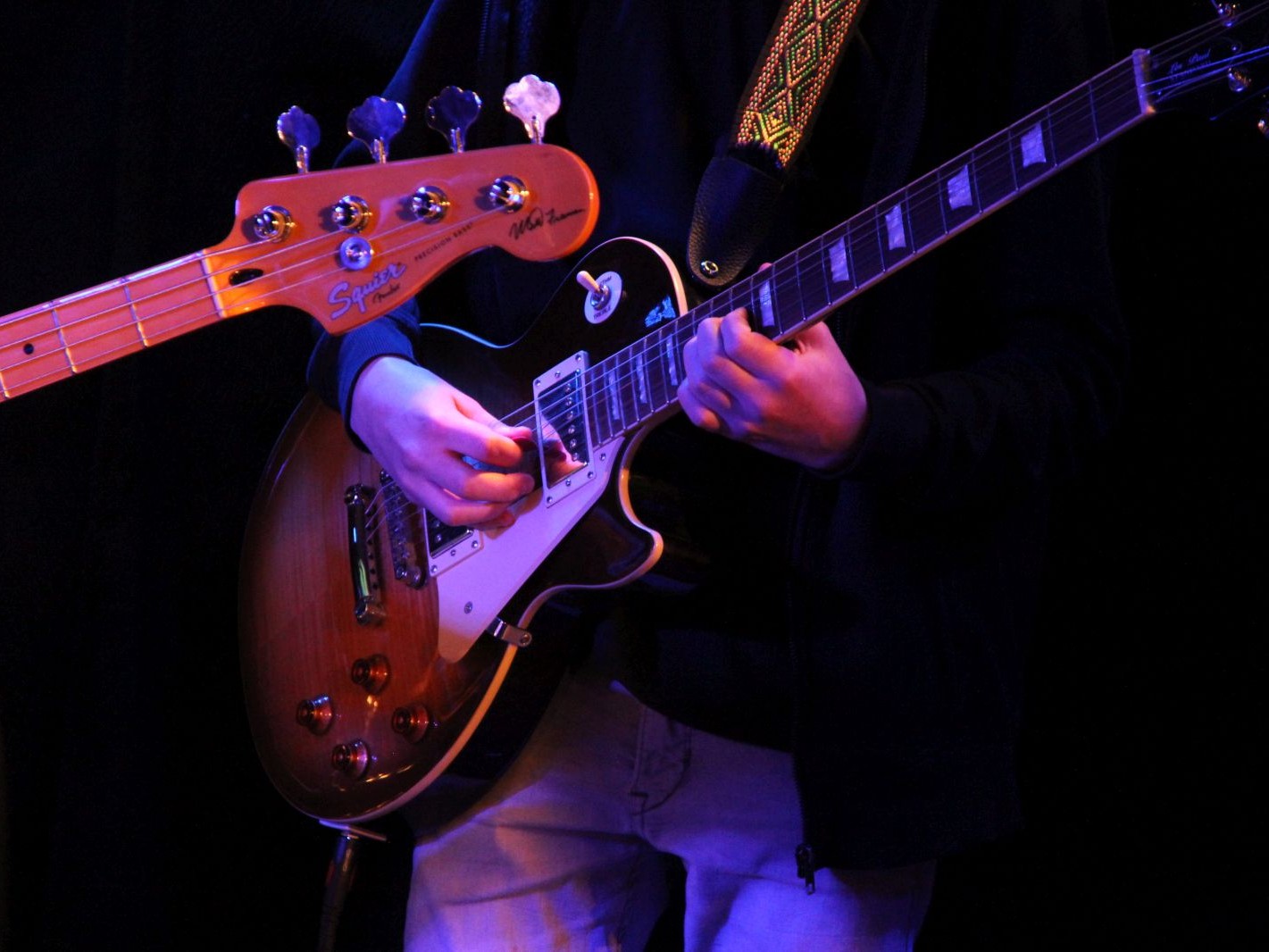 To unge mennesker der spiller bas og guitar