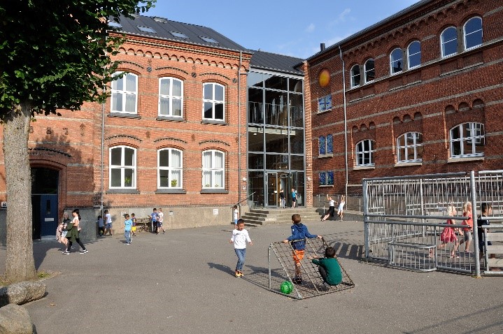Billedet viser skolelever, der leger i Afdeling Kildegades skolegård