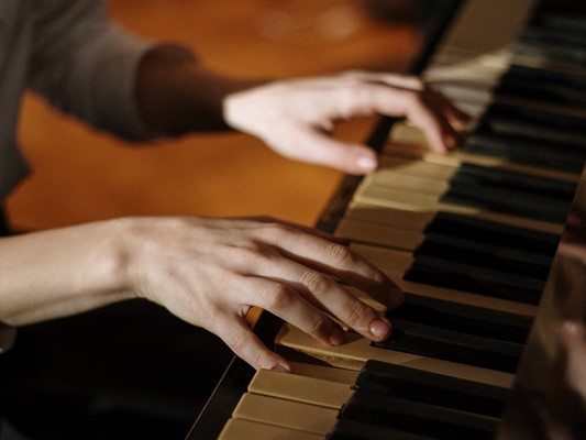 To hænder, der spiller klaver