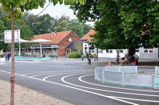 Billedet viser Afdeling Lindvigsvejs skolegård, hvor skolens elever leger