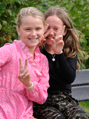 Billedet viser to glade piger fra Horsens Byskole, der har det sjovt