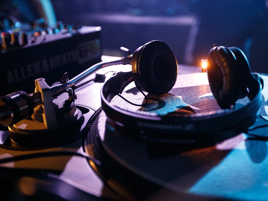 Et billede af en mixerpult