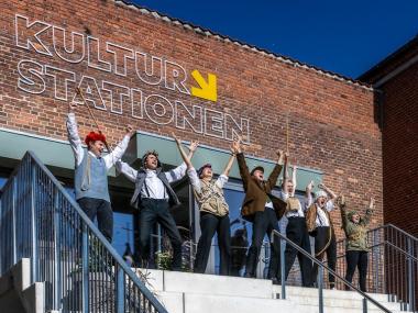 Flere unge mennesker står foran Kulturstationen