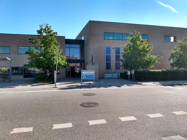 Billedet viser indgangen til Horsens Byskole, afdeling Fussingsvej
