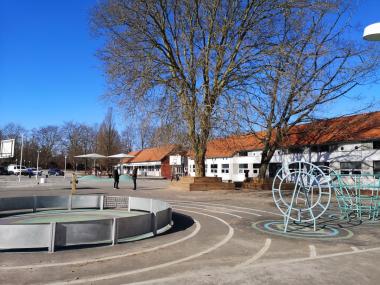Billedet viser Afdeling Lindvigsvejs skolegård, hvor skolens elever leger
